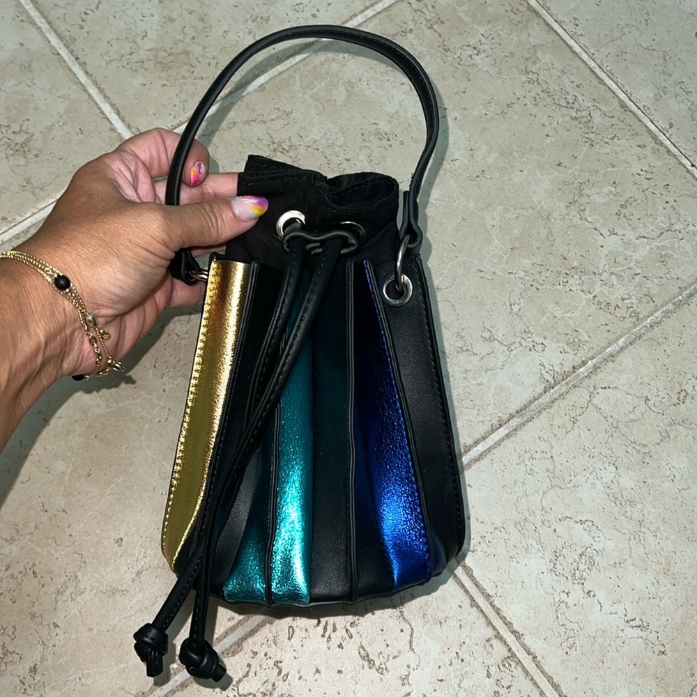 Skinny dip bucket bag